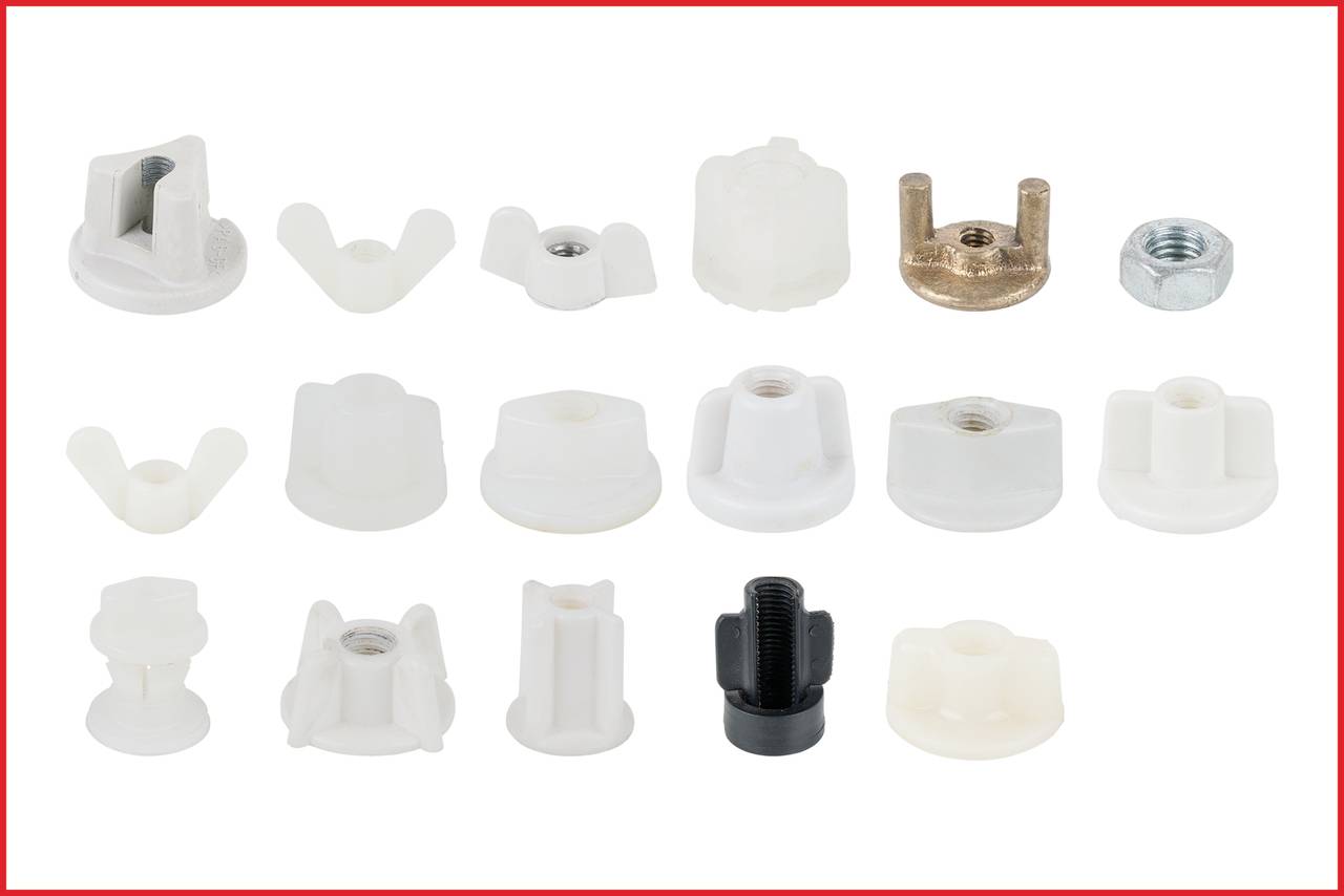 Verschiedene Arten von Muttern und Befestigungselementen in Weiß und Metallfarben, auf weißem Hintergrund verteilt.