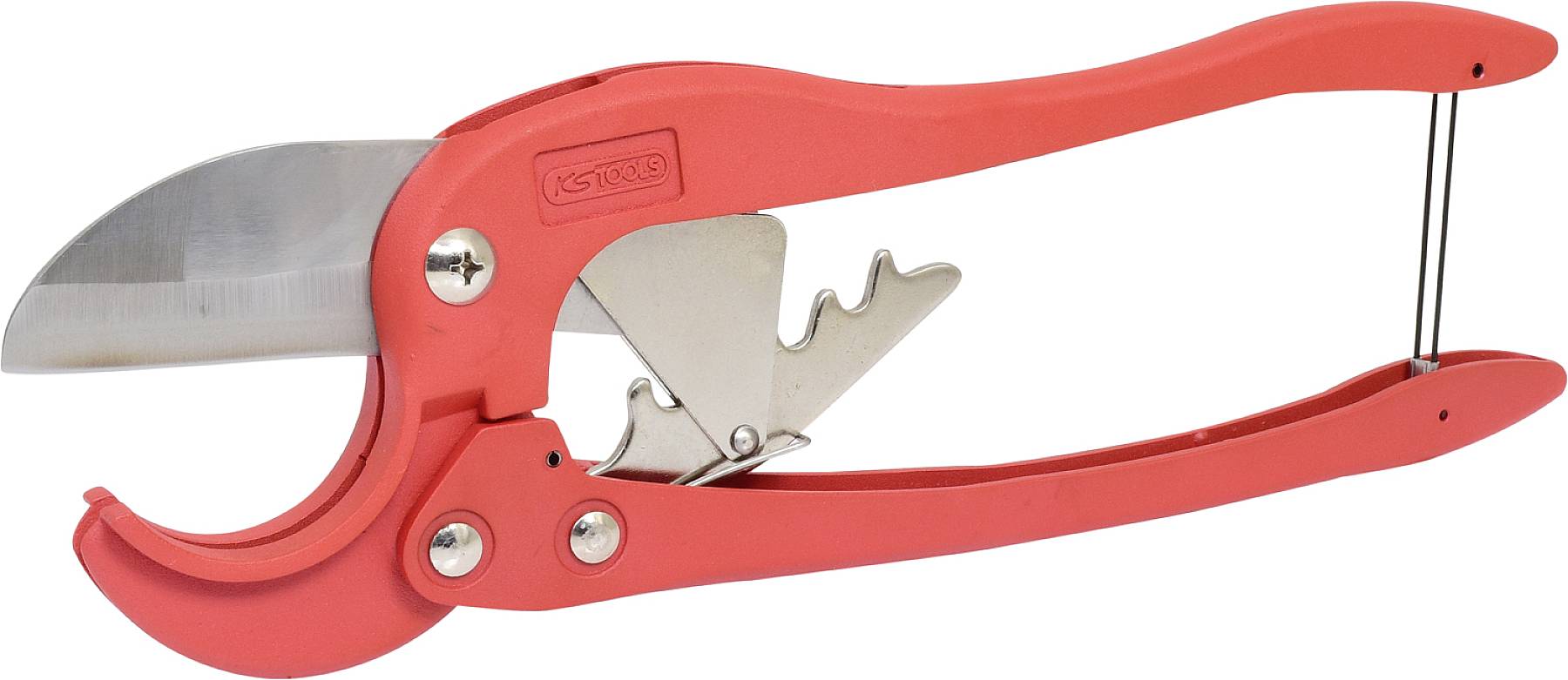 Eine rote Rohrschere mit einer Metallklinge und einem Hebelmechanismus, die zum Schneiden von Kunststoffrohren verwendet wird.