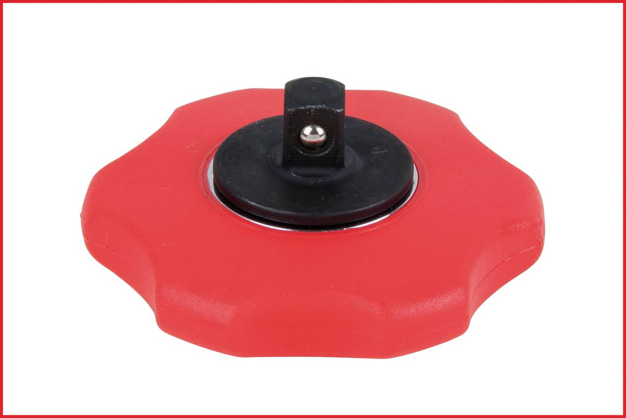 Roter Plastikdeckel in Blütenform mit schwarzem Befestigungselement in der Mitte, auf weißem Hintergrund.