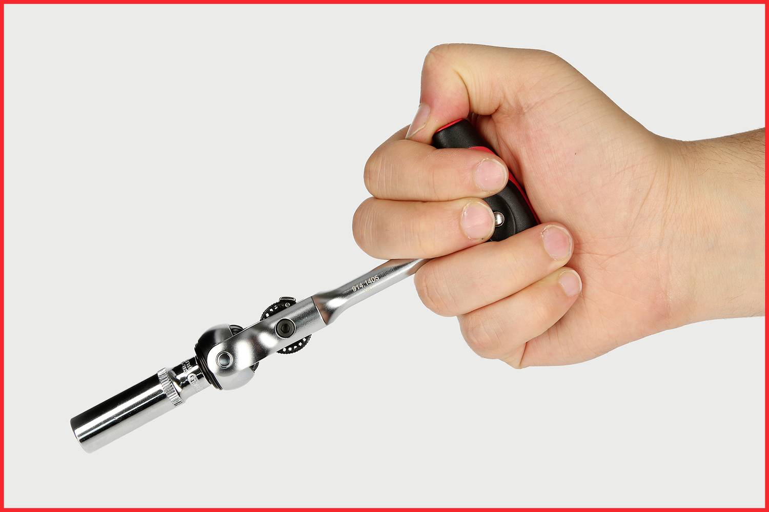 Eine Hand hält einen mechanischen Greifarm mit einem Hebel. Der Greifer ist aus Metall und wird fest umschlossen.