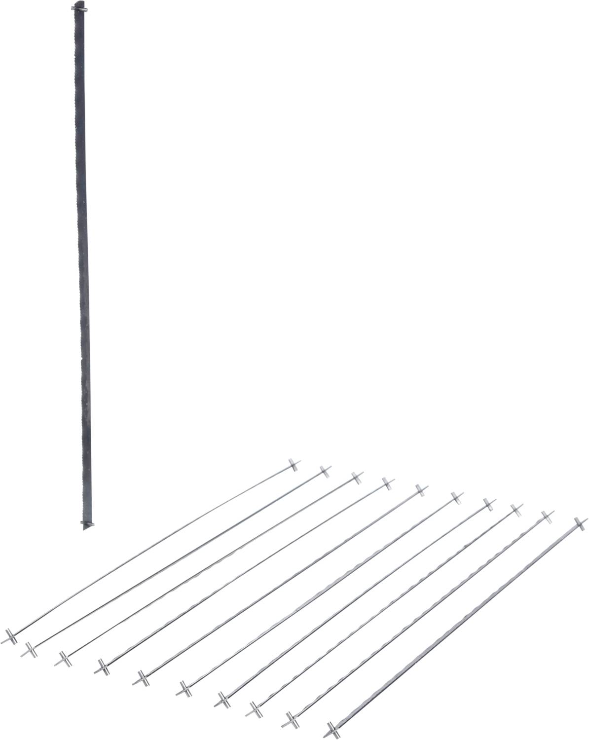 Stahlstäbe unterschiedlicher Länge und Durchmesser liegen nebeneinander auf weißem Hintergrund, geeignet für Bauzwecke.