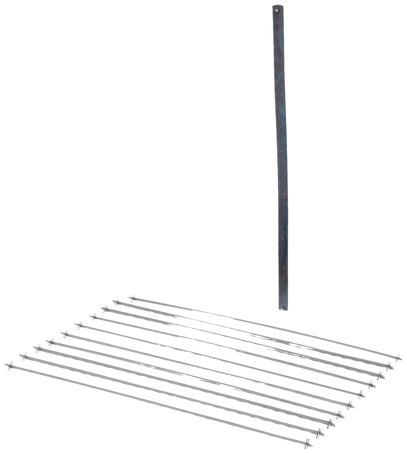 'Neun horizontale Metallstangen auf Boden, senkrechter Metallstab daneben.'