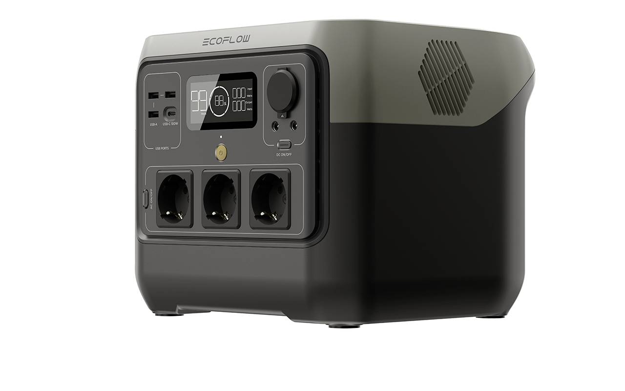 Portable Power Station mit drei Steckdosen, mehreren USB-Anschlüssen und einem Display zur Energieanzeige. Gehäuse in zwei Farben.