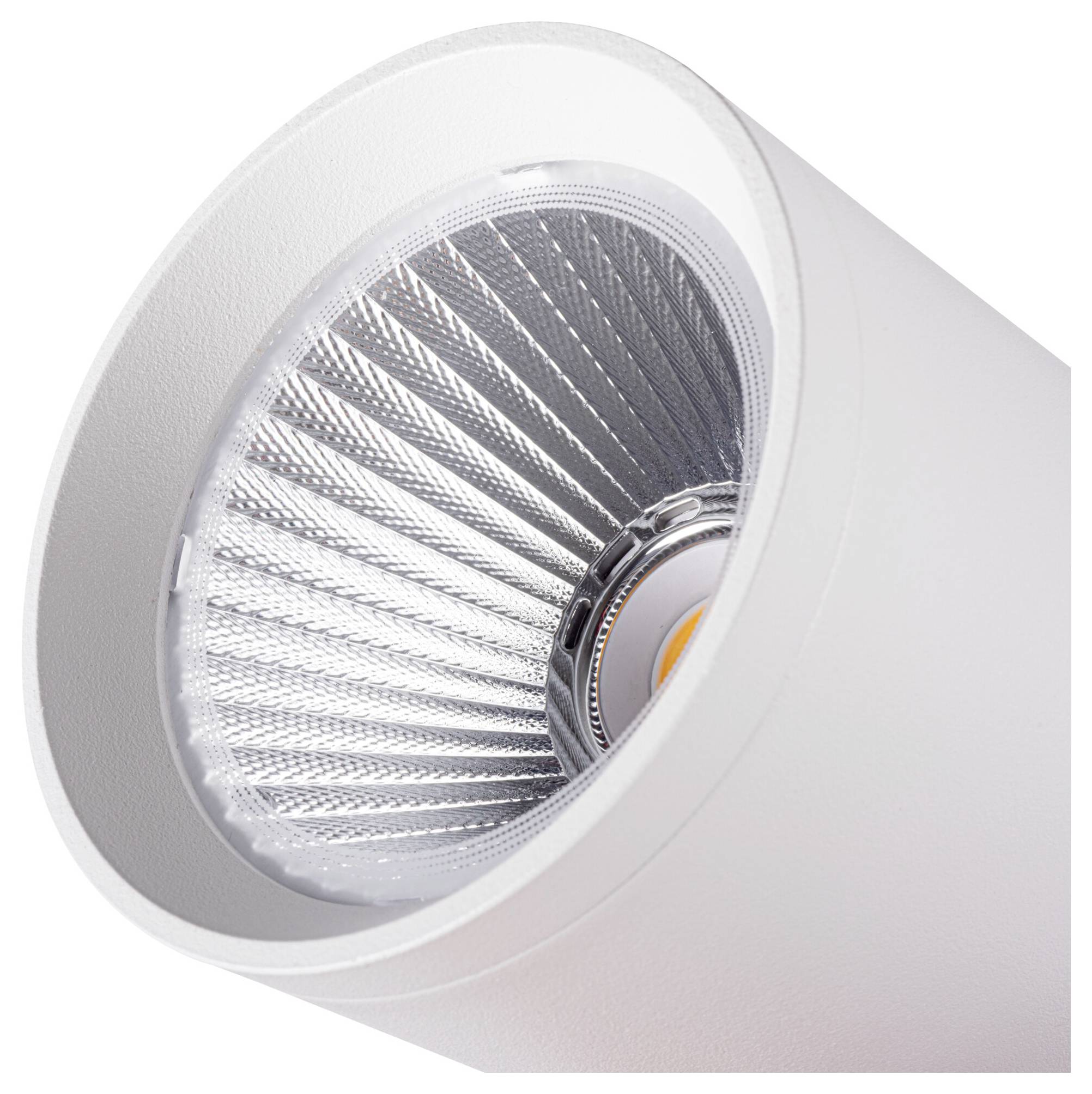 Runder LED-Strahler in silbernem Gehäuse, mit geriffelter Innenseite zur Lichtstreuung.