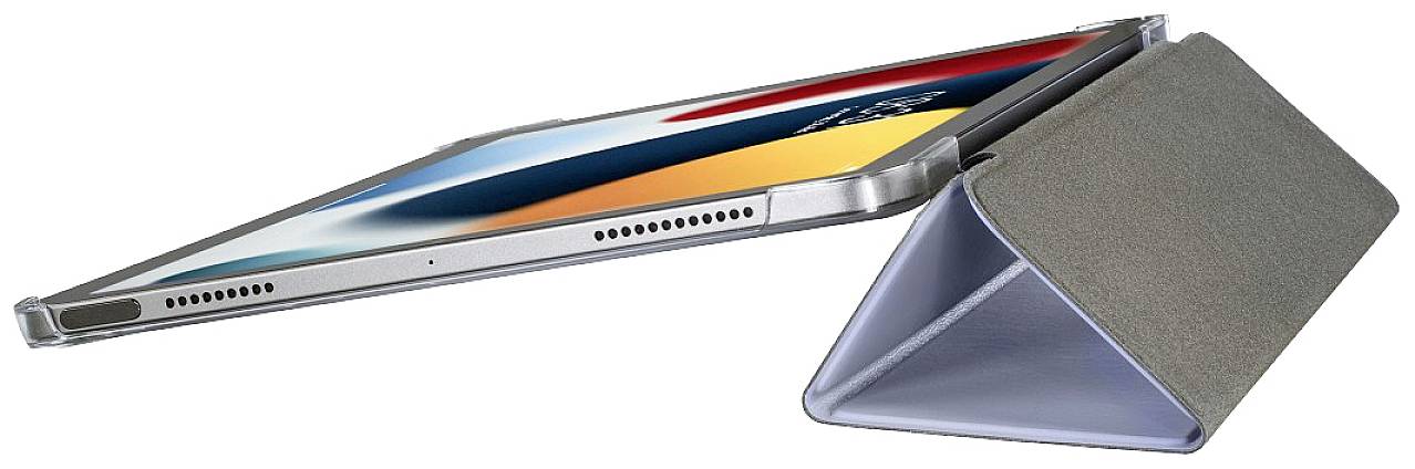 Ein Tablet in einer schrägen Position in einem aufgeklappten, dreieckigen Ständer, Bildschirm eingeschaltet, auf weißem Hintergrund.