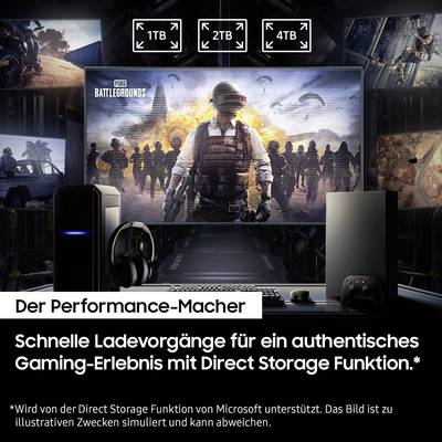 Mann in Gaming-Setup mit Headset, Bildschirm zeigt Spielfigur. Text: 'Der Performance-Macher: Schnelle Ladevorgänge für authentisches Gaming-Erlebnis mit Direct Storage Funktion.'