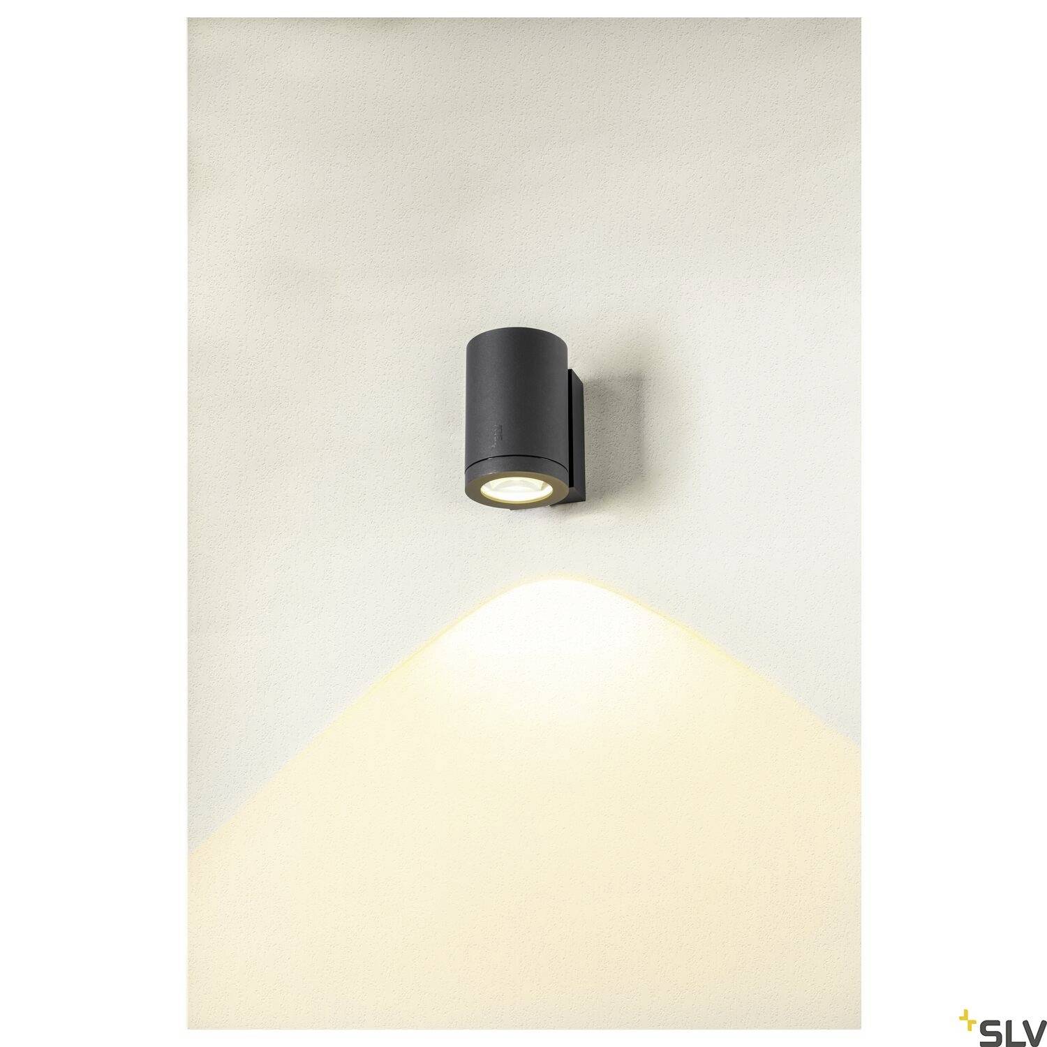 Moderne Außenwandleuchte in Schwarz, die nach unten gerichtetes Licht auf eine helle Wand wirft. Ideal für stilvolle Fassadenbeleuchtung.