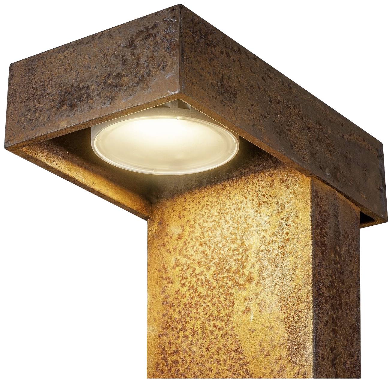 Eine rostfarbene Metalllampe in L-Form, die nach unten strahlt. Sie hat ein industrielles Design und verleiht warmes Licht.