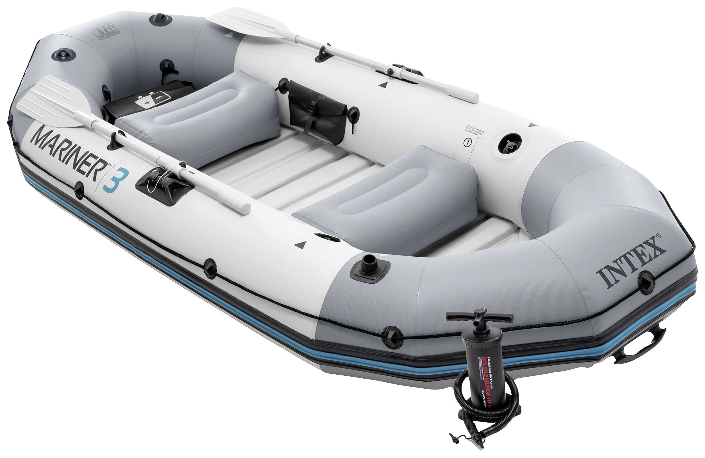 Ein graues Schlauchboot mit Aufschrift 'Mariner 3' und 'INTEX', ausgestattet mit Paddeln und einem abnehmbaren Motor am Heck.