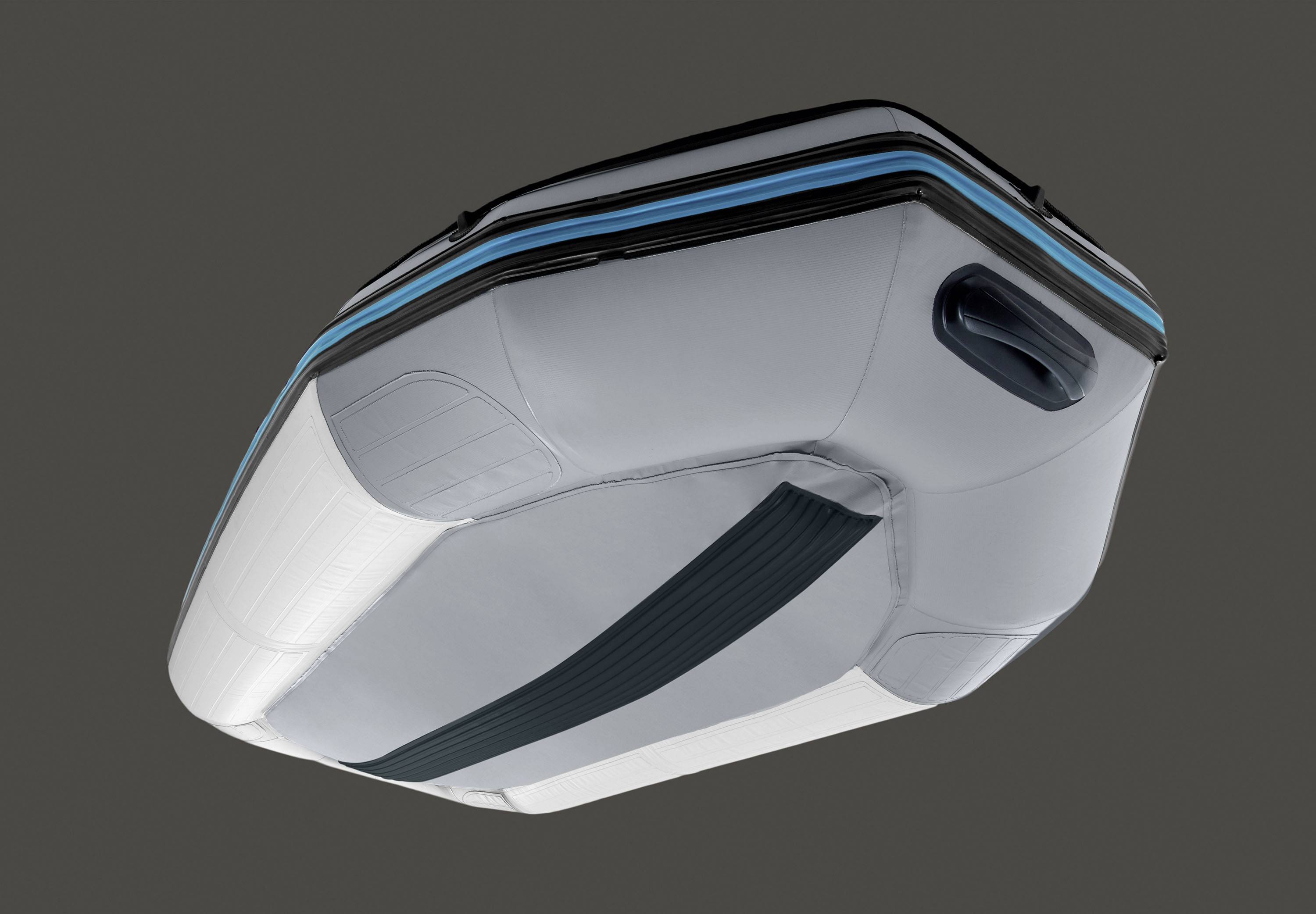 Aufblasbares Kissen mit blauer und schwarzer Linie auf grauem Hintergrund. Es hat eine ergonomische Form für Komfort.