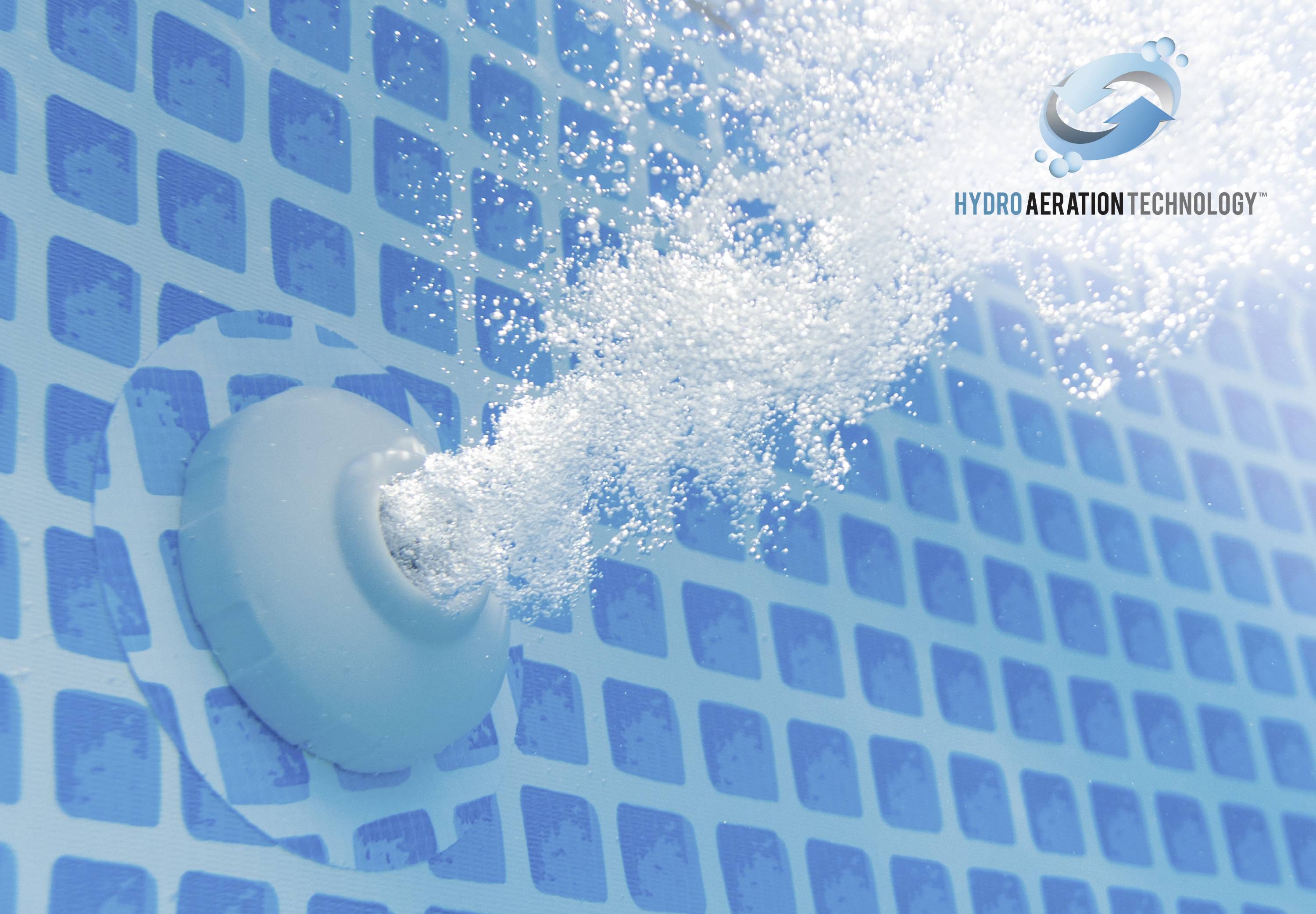 'Sprudelauslass unter Wasser in einem Pool mit blauen Kacheln und Logo "Hydro Aeration Technology" oben rechts.'