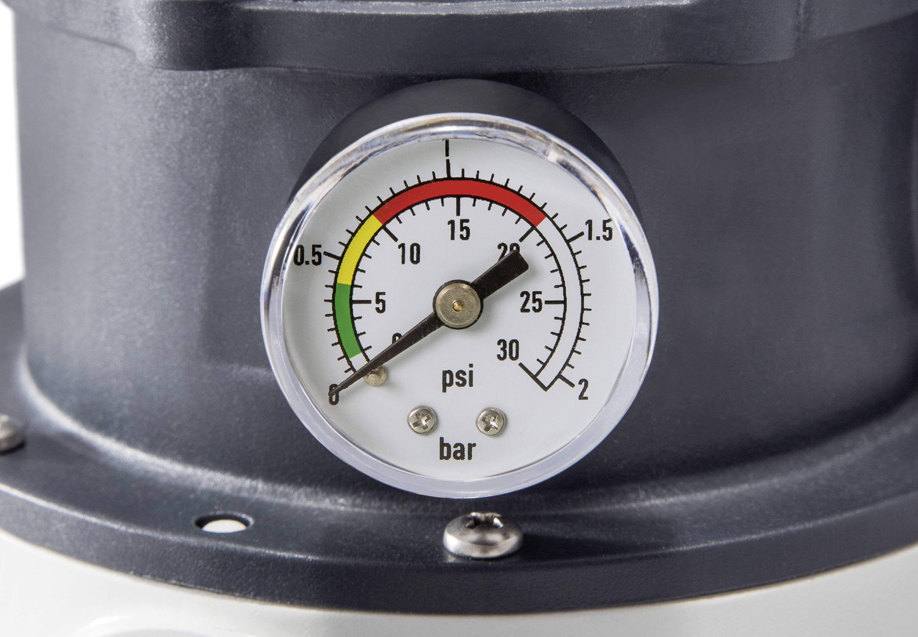 Manometer zeigt Druck von 8 psi, im gelben Bereich auf einer Skala von grün (niedrig) bis rot (hoch).