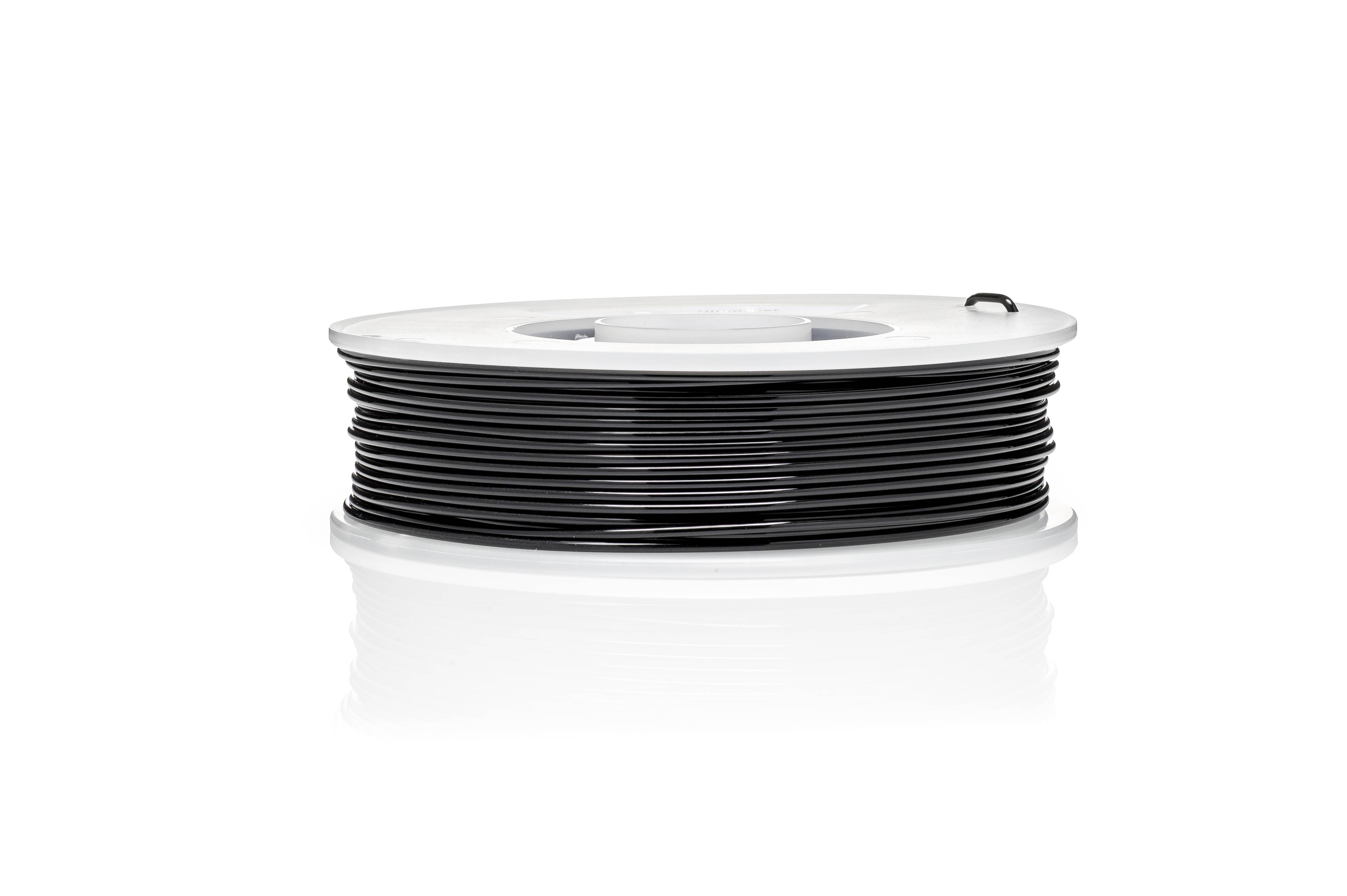 Eine Rolle mit schwarzem 3D-Druckerfilament, auf einem weißen Hintergrund liegend. Das Filament ist ordentlich aufgerollt.