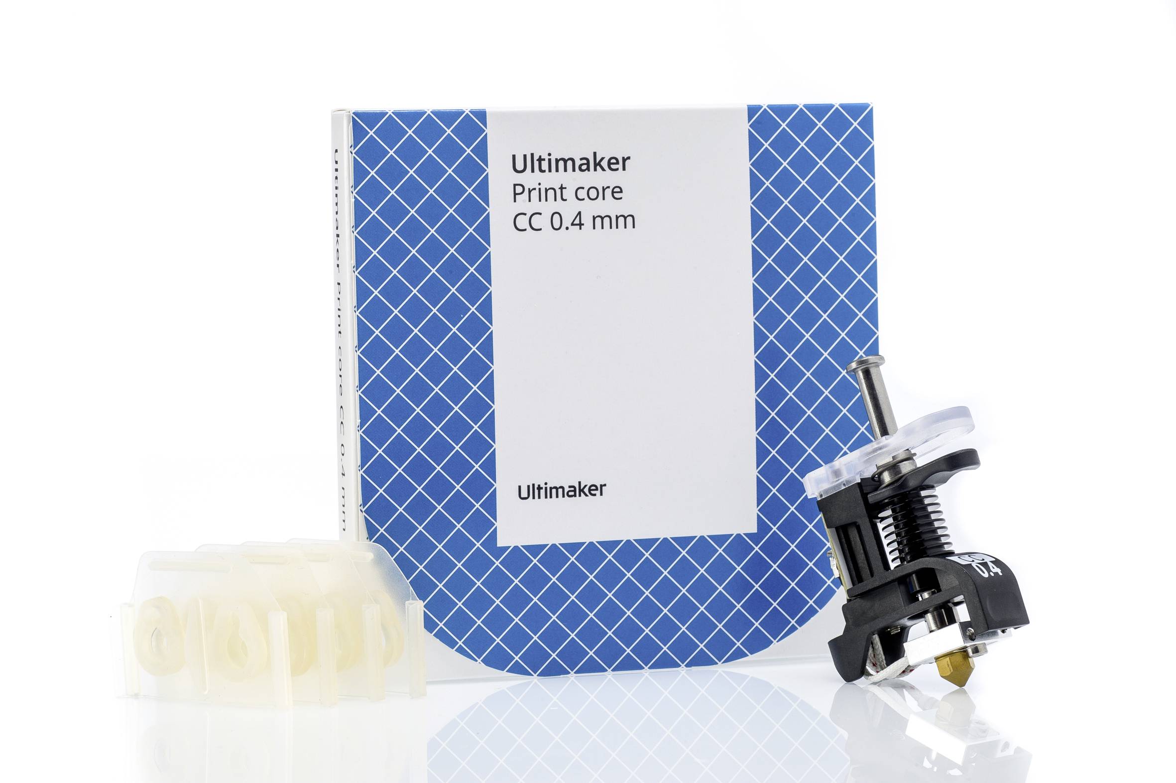 Ultimaker Druckkern CC 0,4 mm, abgebildet vor seiner Verpackung. Der Druckkern ist für 3D-Drucker geeignet und speziell geformt.
