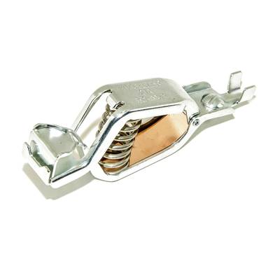 Eine silberne Mausefalle aus Metall mit Federspannmechanismus, bereit zum Aufstellen. Sie wirkt funktional und robust.