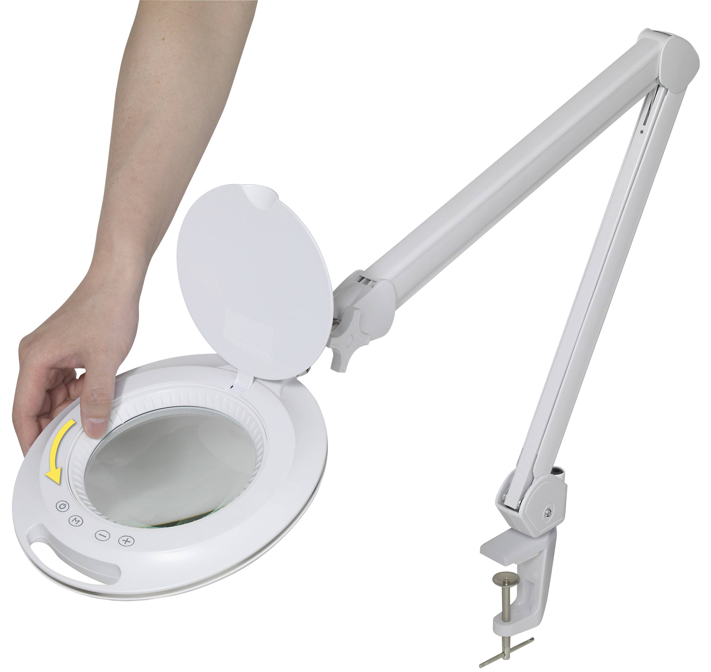 Eine Hand öffnet eine weiße Lupenleuchte an einem flexiblen Arm, die an einem Tisch befestigt ist.
