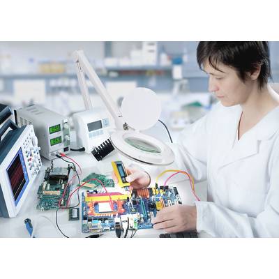 Eine Person in einem Labor repariert oder testet eine Leiterplatte mit verschiedenen Messgeräten, umgeben von technischem Equipment.