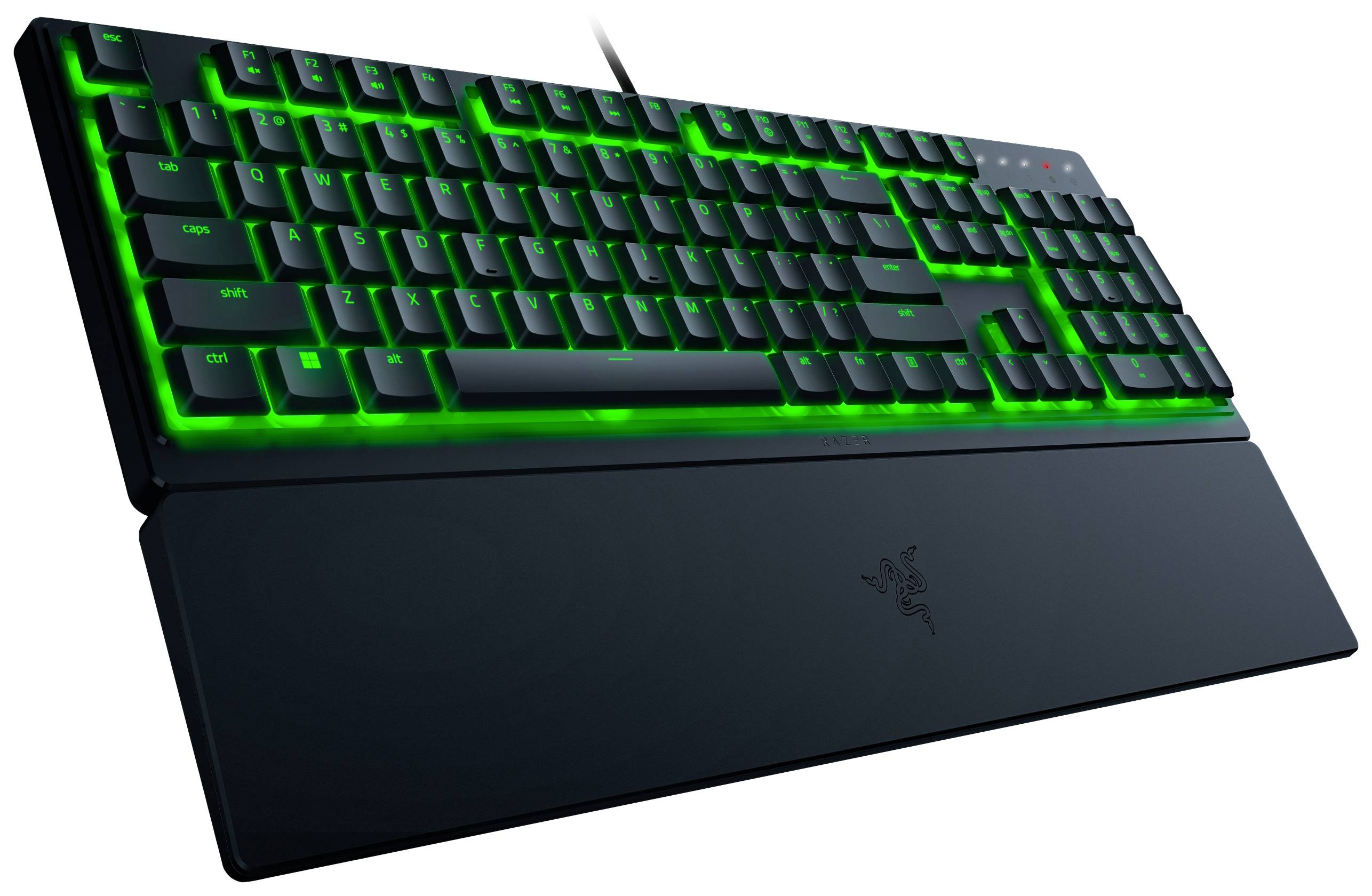 Schwarze Gaming-Tastatur mit grüner Hintergrundbeleuchtung, Handauflage und kabelgebundenem Anschluss. Haupttasten gut sichtbar.