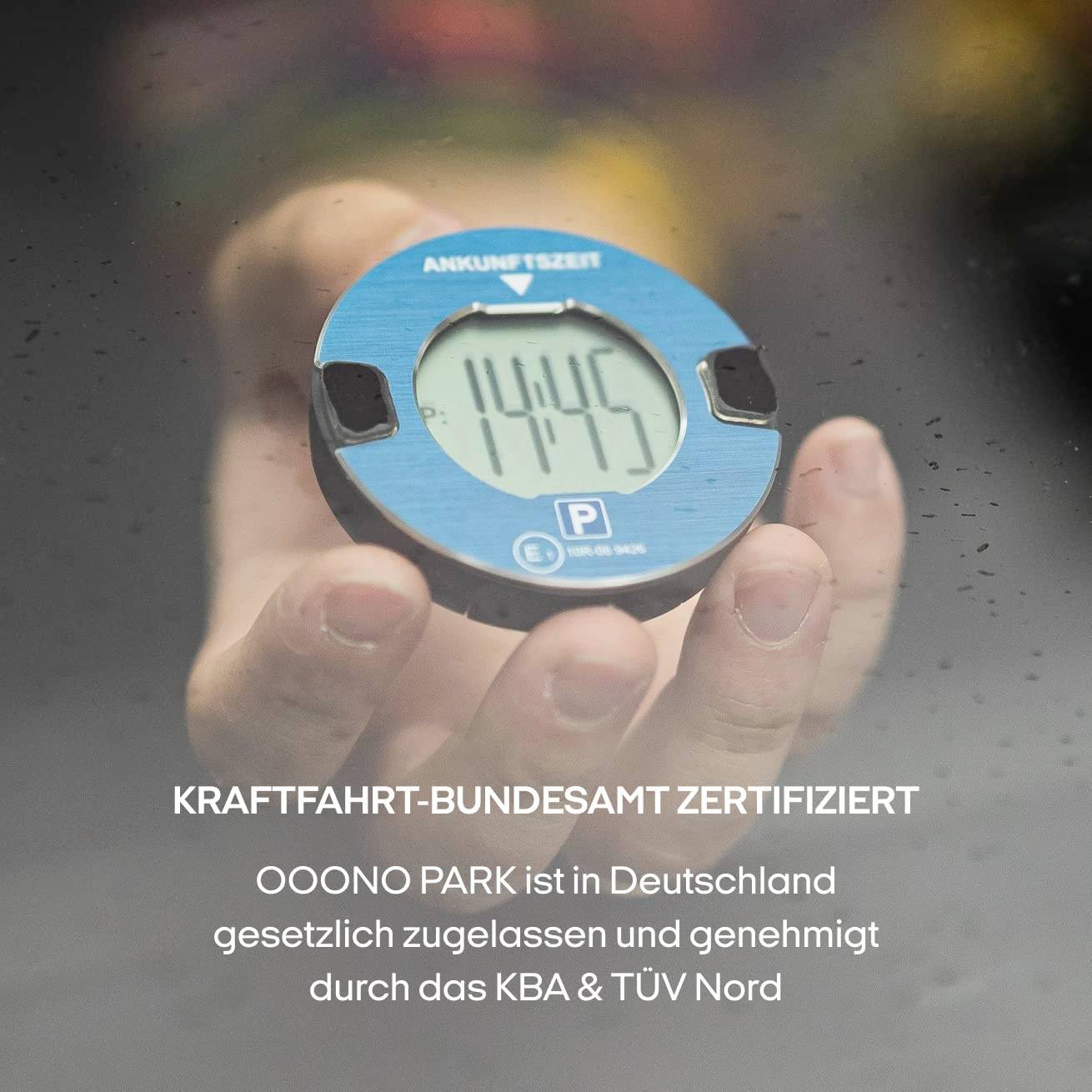 Hand hält eine blaue digitale Parkscheibe mit der angezeigten Zeit '14:45'. Text unten: 'Kraftfahrt-Bundesamt zertifiziert'.