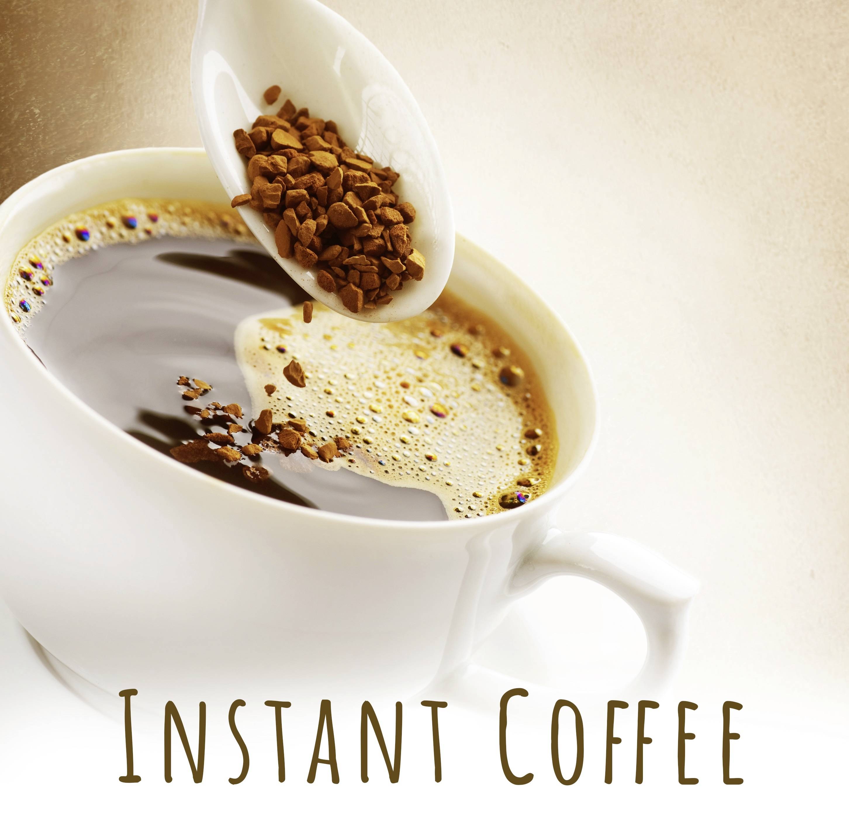 Tasse mit Flüssigkeit, Kaffeeschaum; darüber Löffel mit Instantkaffee; Text 'Instant Coffee'.