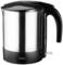 Elektrischer Wasserkocher aus Edelstahl mit schwarzem Griff und Sockel. Das Gerät hat ein schlichtes, modernes Design.