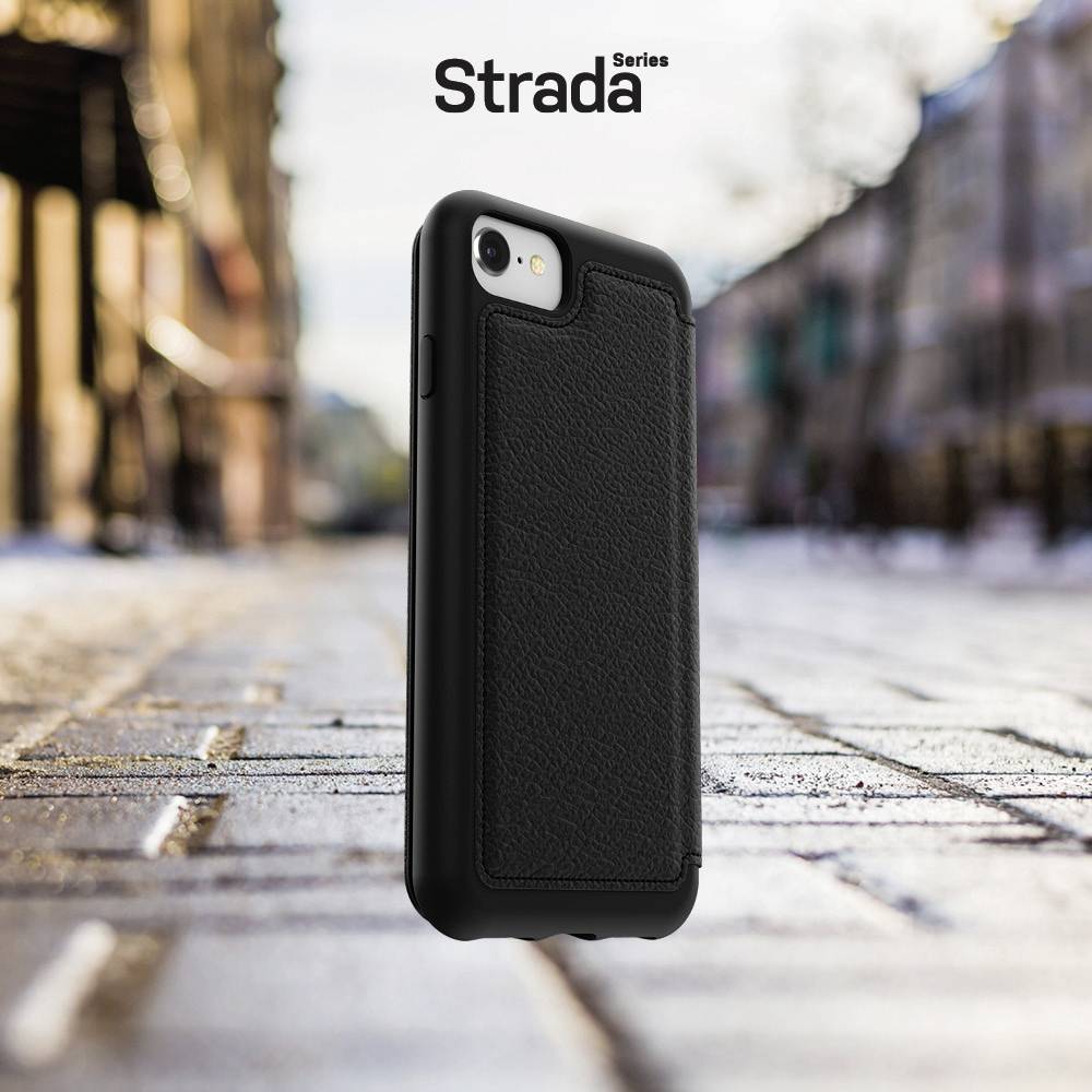 'Strada Series'-Handyhülle in Schwarz, auf nasser Stadtstraße im Fokus. Hochwertiges Leder, stilvoll und robust für Smartphoneschutz.