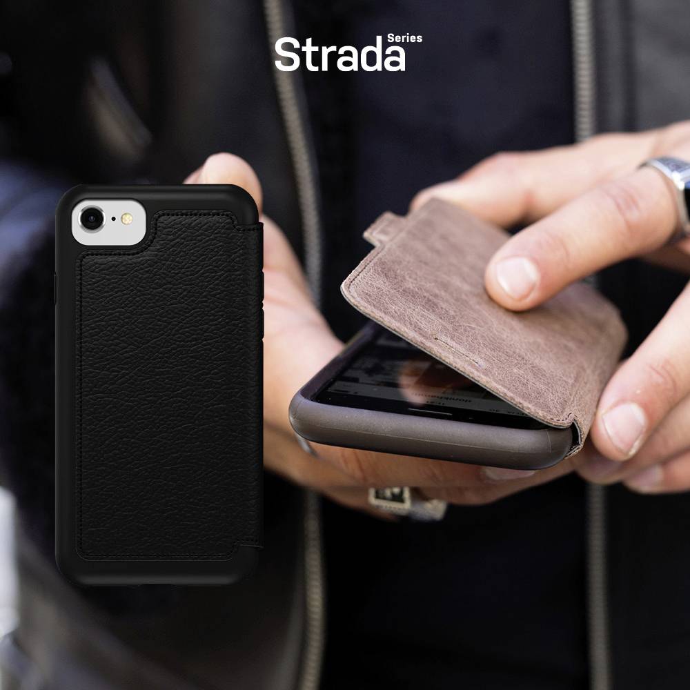 Eine Person hält ein Smartphone mit einer schwarzen Schutzhülle und einem kleinen dunkelbraunen Klappetui in der Hand.