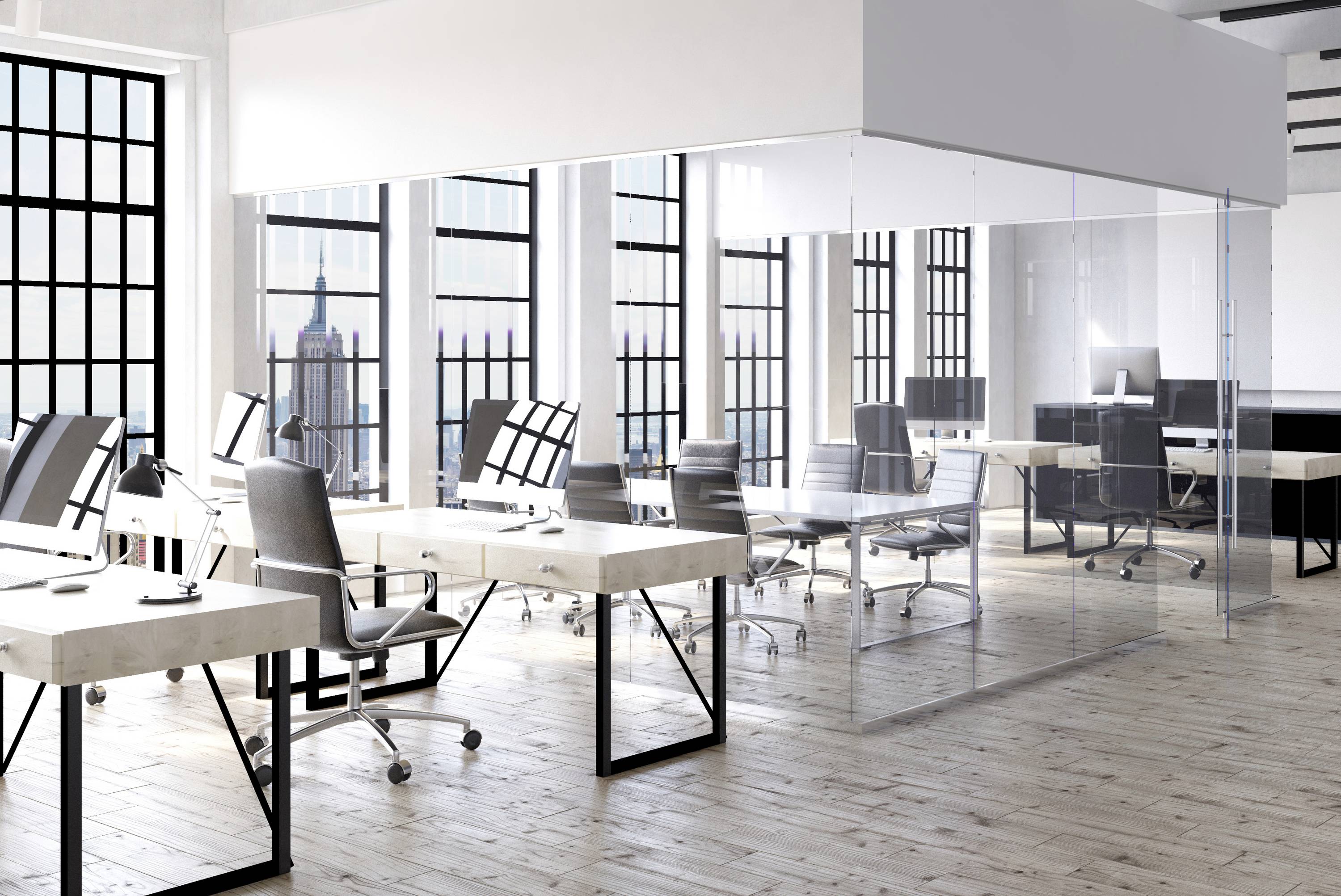 Ein modernes Büro mit hellen Holzböden, großen Fenstern und mehrere Schreibtische mit Stühlen. Glaswände trennen einen Sitzungsbereich.