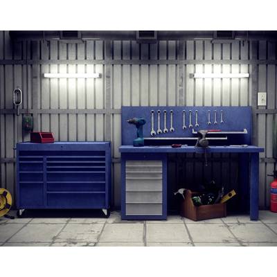 Werkstatt mit blauem Werkzeugschrank, Werkbank mit Werkzeugen wie Schraubenschlüssel und Bohrmaschine. Helle Beleuchtung oben.