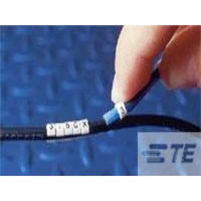 Eine Hand hält ein Kabel, das mit weißen Etiketten mit Buchstaben und Zahlen beschriftet ist. Im Hintergrund ist ein blauer Untergrund zu sehen.