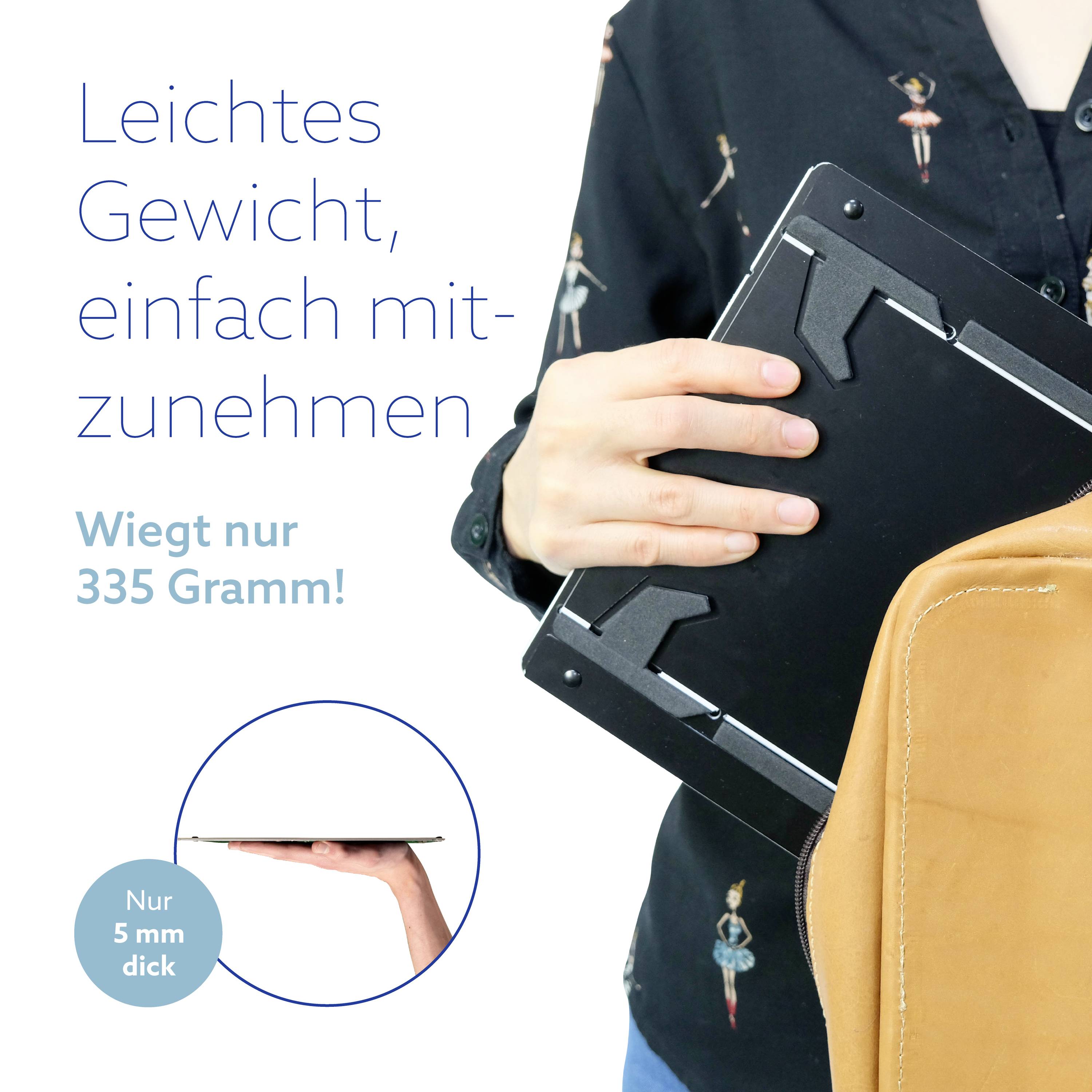 Eine Person legt ein dünnes, schwarzes Laptop in eine braune Tasche. Text: 'Leichtes Gewicht, einfach mit­zunehmen! Wiegt nur 335 Gramm!'