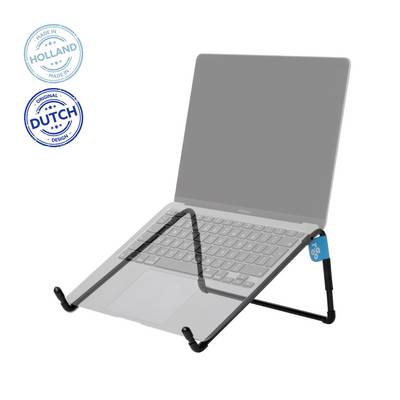 Ein Laptop steht auf einem schwarz-weißen Ständer. Links oben sind zwei runde Logos mit den Aufschriften 'Made in Holland' und 'Original Dutch Design'.