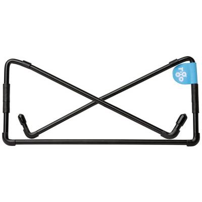 Schwarzer Fahrradständer in X-Form mit blauer Flagge oben rechts, Symbol und möglicherweise Marke anzeigen.