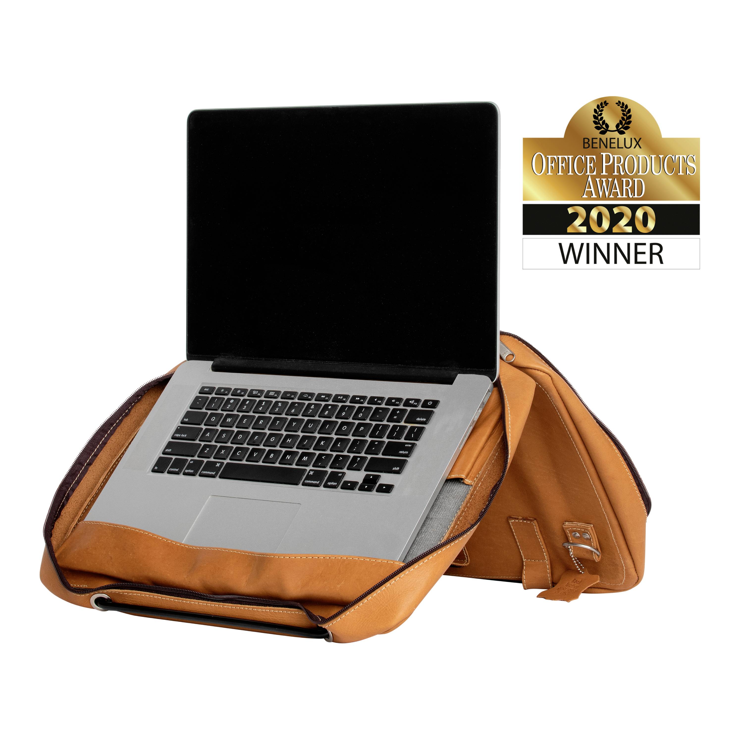 Ein Laptop in einer offenen braunen Tasche. Rechts oben ein 'Benelux Office Products Award 2020 Winner'-Abzeichen.