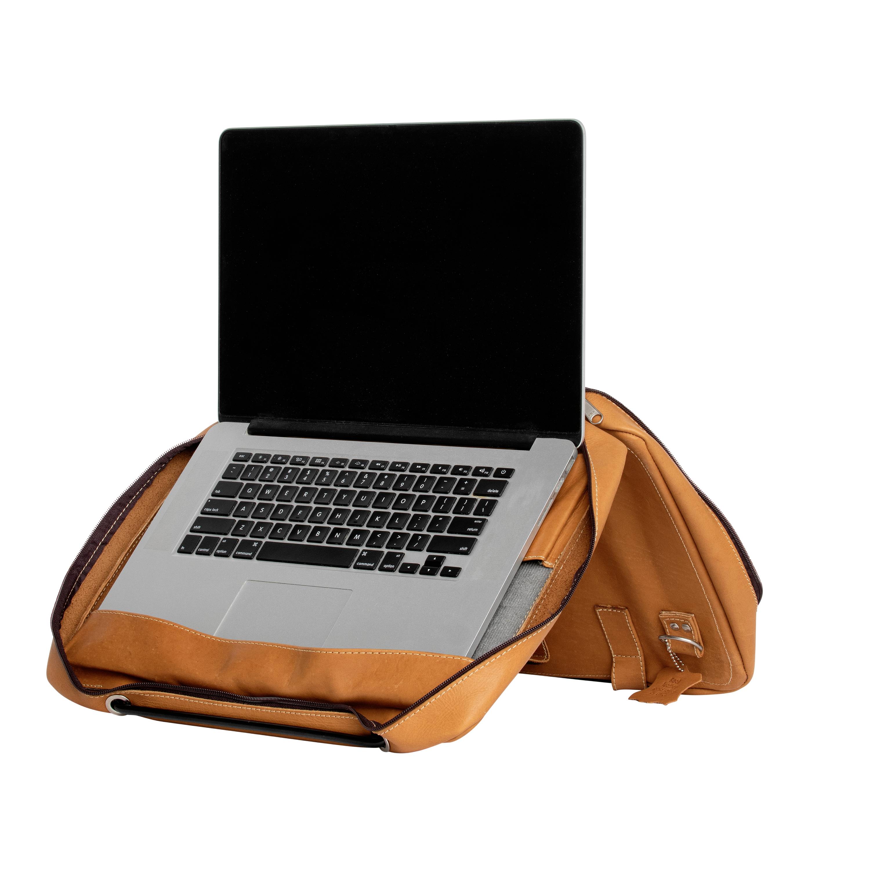Ein Laptop, der in einer orangefarbenen Schutzhülle geöffnet auf einem Tisch steht. Die Hülle bietet Schutz und einfachen Transport.