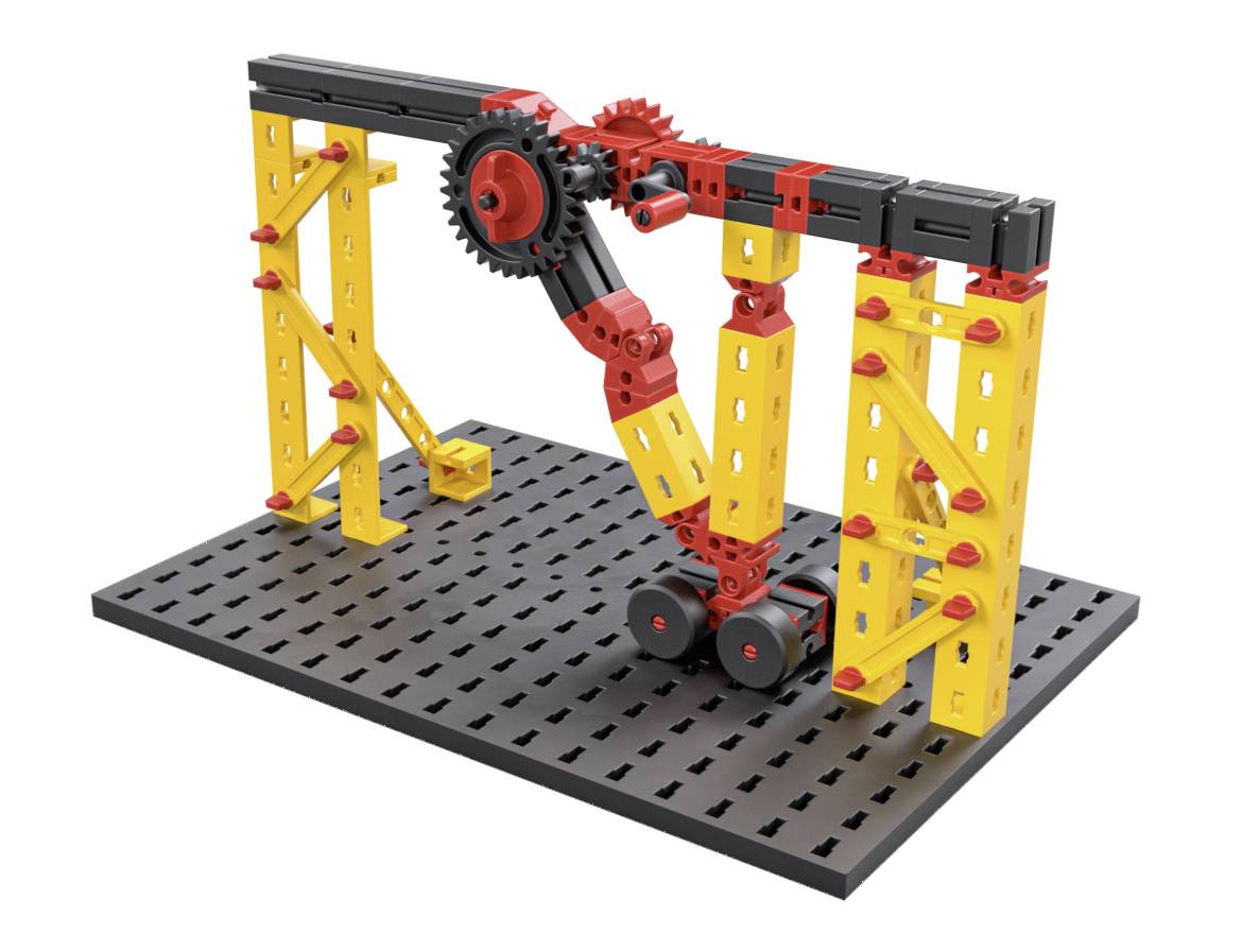 Ein Modellbaukran aus gelben und roten Plastikbauteilen, montiert auf einer schwarzen Basisplatte.