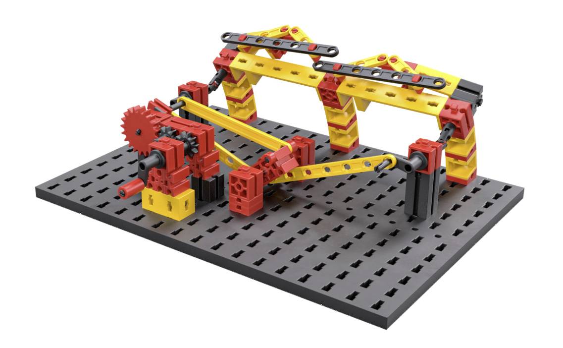 Baukastenmodell auf schwarzer Platte: Kranstruktur mit gelben und roten Teilen, Zahnrädern und Hebeln, zeigt mechanisches Design.