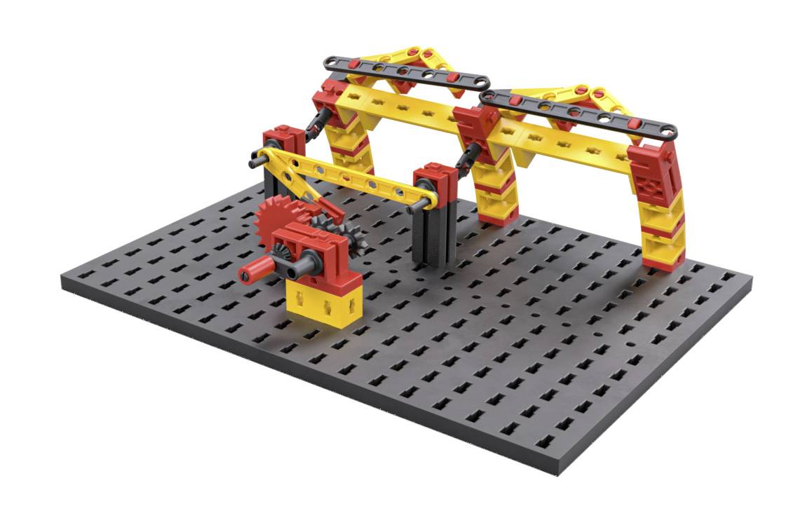 Spielzeugbaukastenmodell eines Krans auf einer Platte, rot-gelb-schwarz. Zahnräder und Hebel sind sichtbar, geeignet für Lernzwecke.