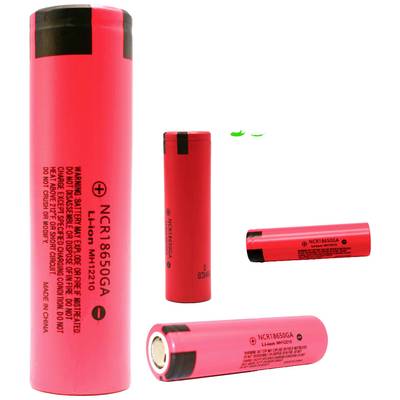 Vier rote Lithium-Ionen-Akkus des Typs NCR18650GA, vertikal und horizontal dargestellt, mit Aufschriften zu Spannung und Kapazität.