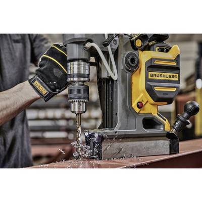 Eine Person verwendet eine magnetische Bohrmaschine, die mit 'Brushless' gekennzeichnet ist, um durch ein Metallstück zu bohren.