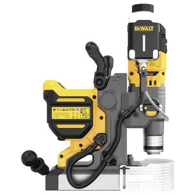 Eine gelbe und schwarze DeWalt Magnetbohrmaschine mit Hebel und Kabel, auf einer Metallbasis montiert.