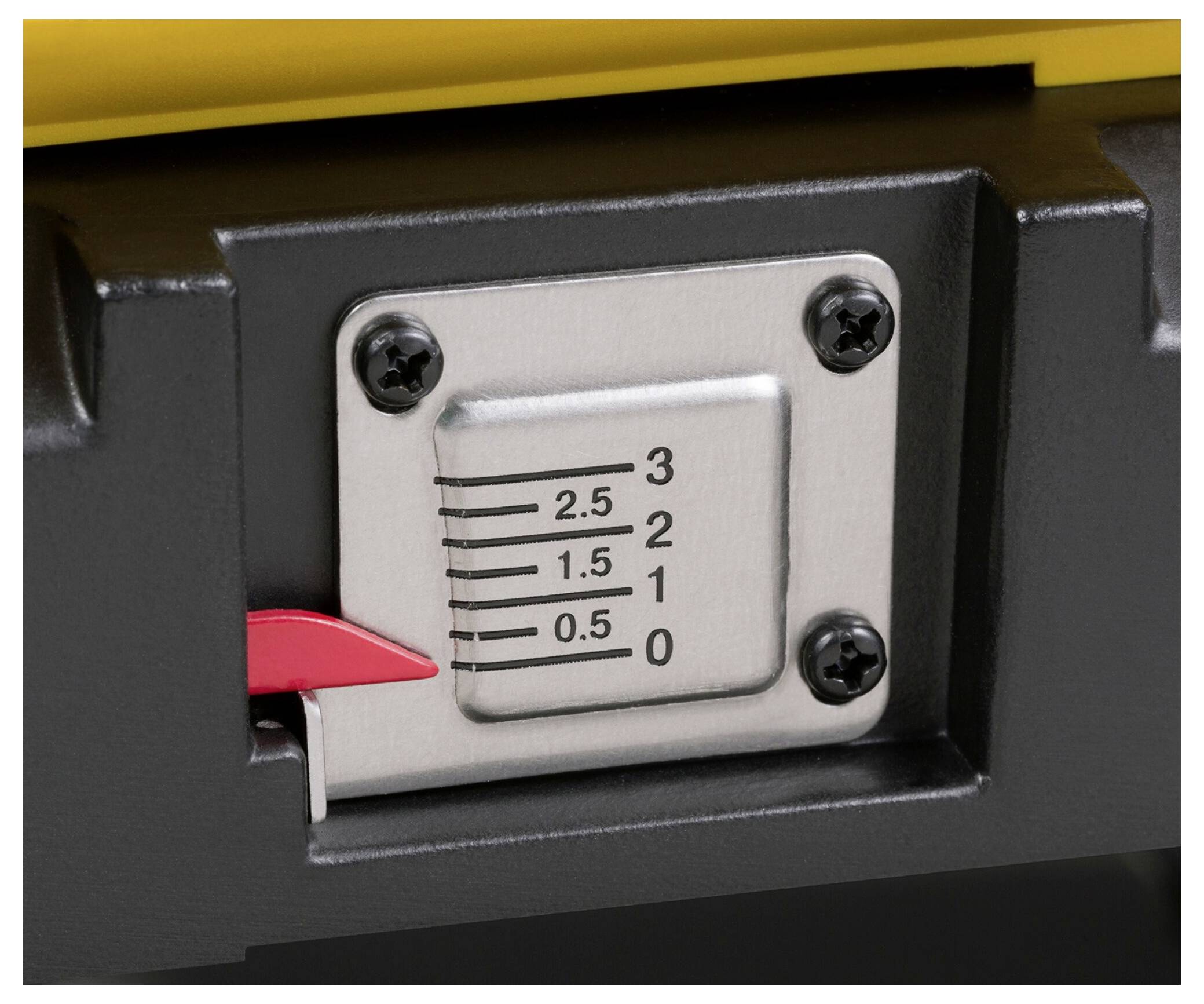 Metallische Skala mit Markierungen von 0 bis 3 in 0,5-Schritten. Ein roter Zeiger zeigt auf 2.5. Schrauben befestigen die Skala.