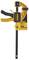 Eine gelbe Dewalt-Klemme, 30 cm lang, mit einem Druck von bis zu 135 kg. Dient zum Fixieren von Werkstücken beim Bearbeiten.