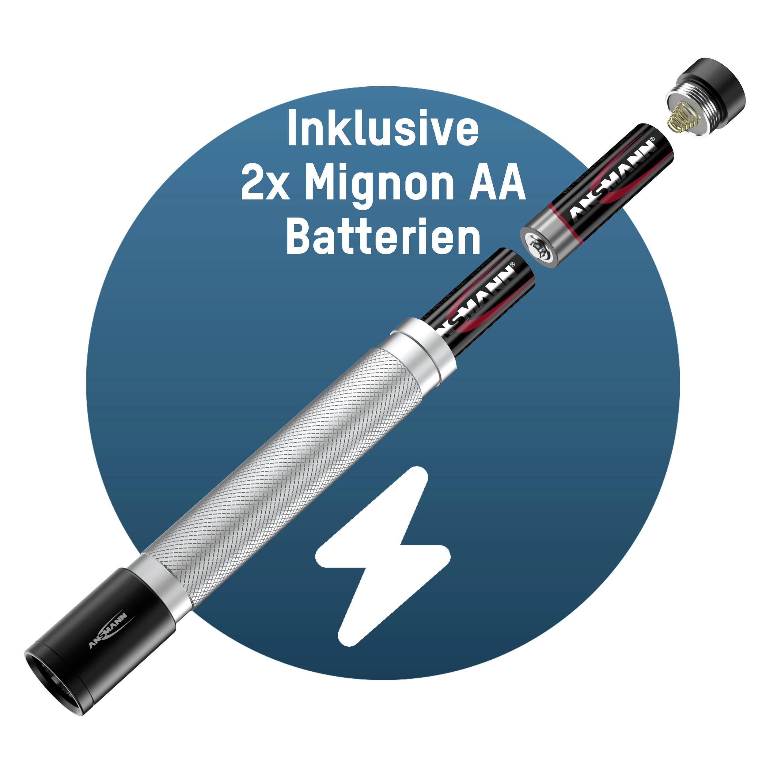 Taschenlampe mit geöffnetem Batteriefach. Zwei AA-Batterien sichtbar. Text: 'Inklusive 2x Mignon AA Batterien'.