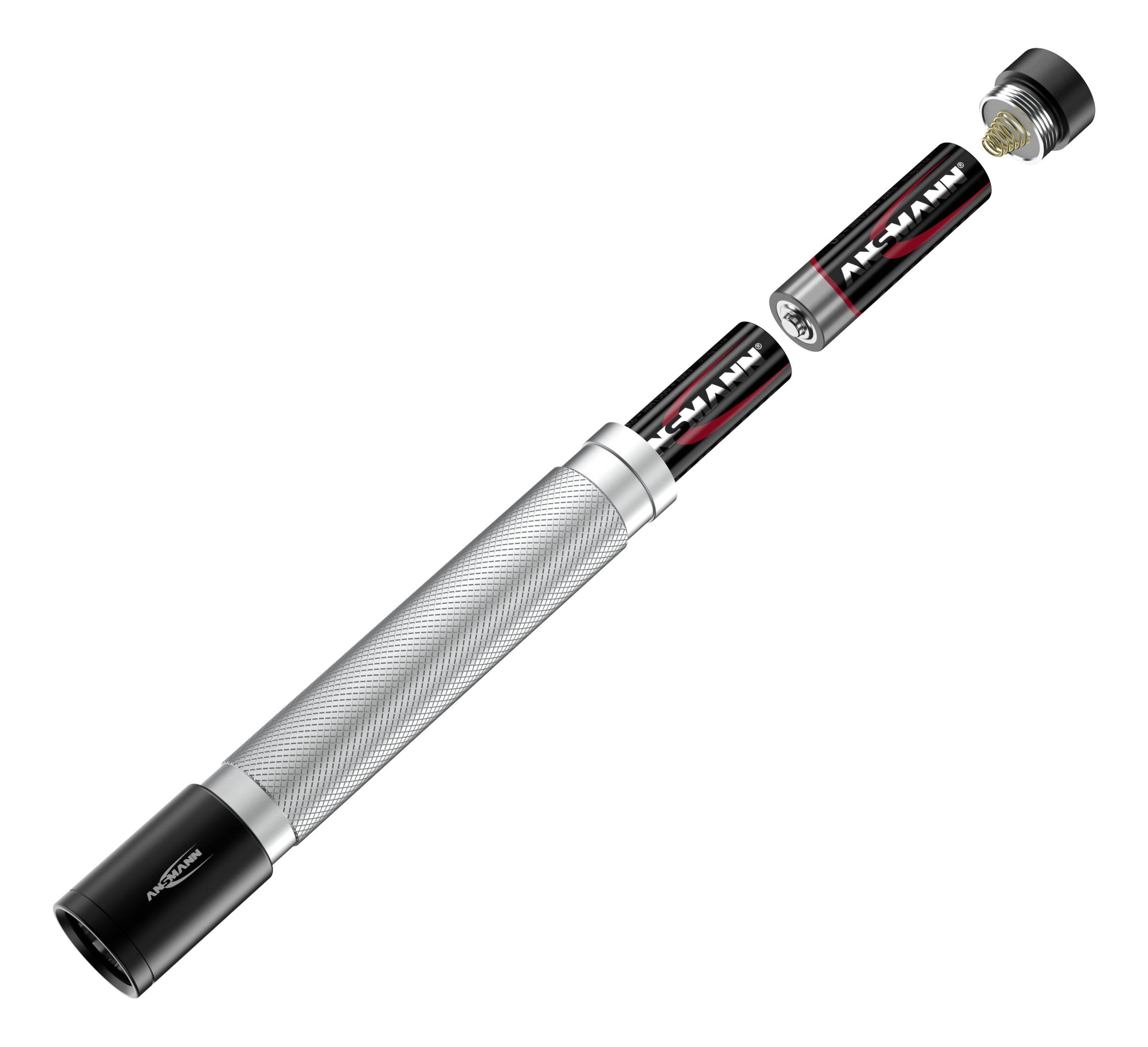 Zerlegbare Taschenlampe in drei Teile: Griff mit Struktur, zwei AA-Batterien und Schraubverschluss. Silberne und schwarze Farben.