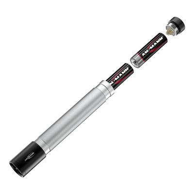 Zerlegbare Taschenlampe in drei Teile: Griff mit Struktur, zwei AA-Batterien und Schraubverschluss. Silberne und schwarze Farben.