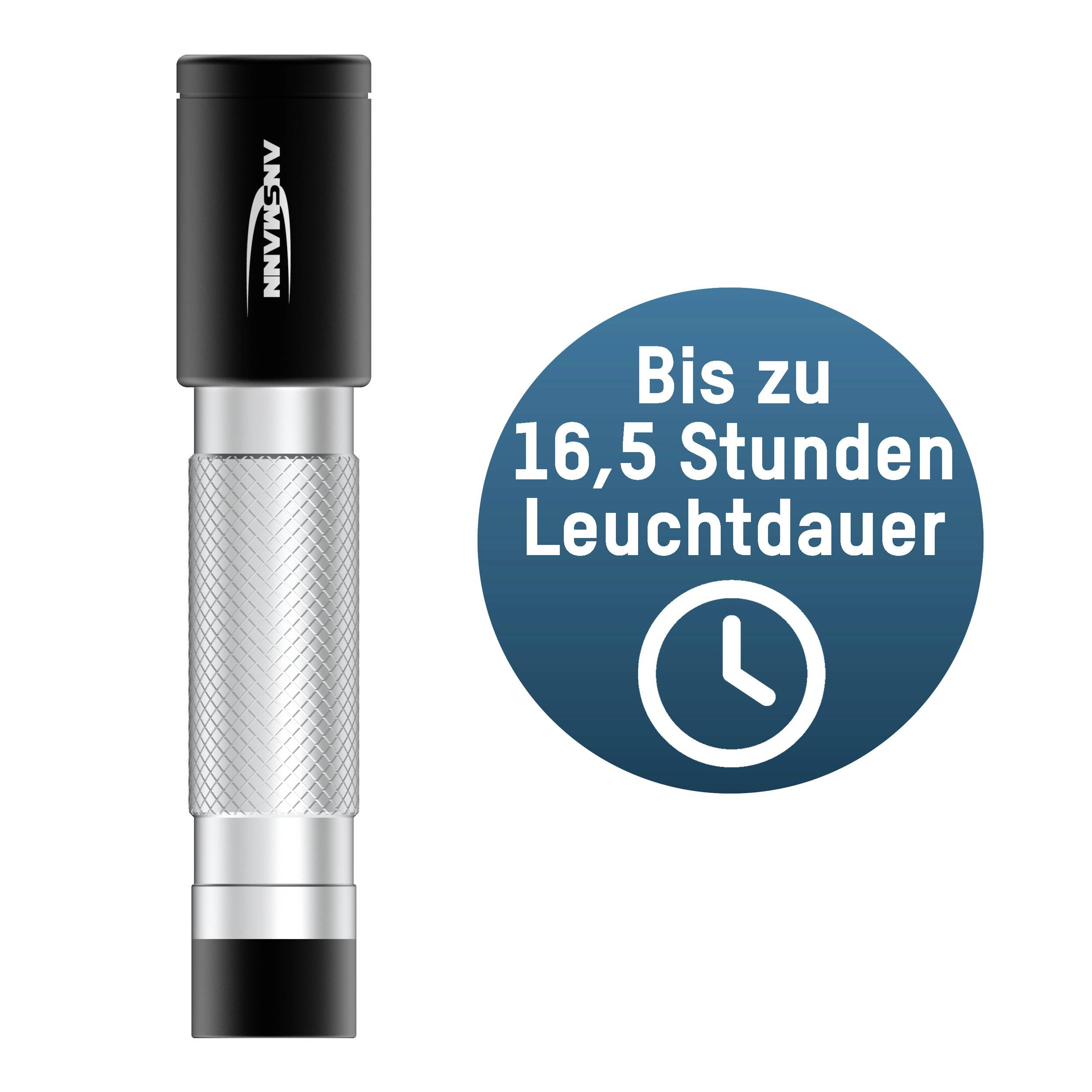 'Taschenlampe mit silbernem Griff und schwarzem Kopf. Blauer Kreis daneben mit Text: Bis zu 16,5 Stunden Leuchtdauer.'