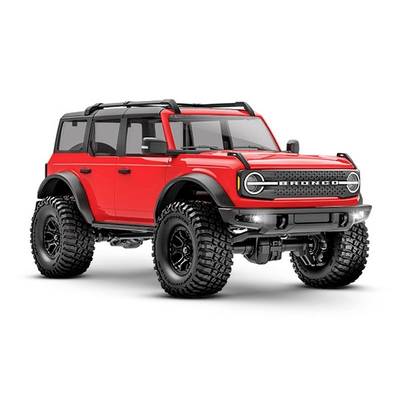 Ein roter SUV mit großen Reifen und robustem Design, typisch für Geländewagen, steht frontal auf weißem Hintergrund.