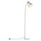 Eine schlanke, gebogene Stehlampe mit cremefarbenem Schirm und einem schwarzen Kabel, leuchtet warmes Licht aus, minimalistisch gestaltet.