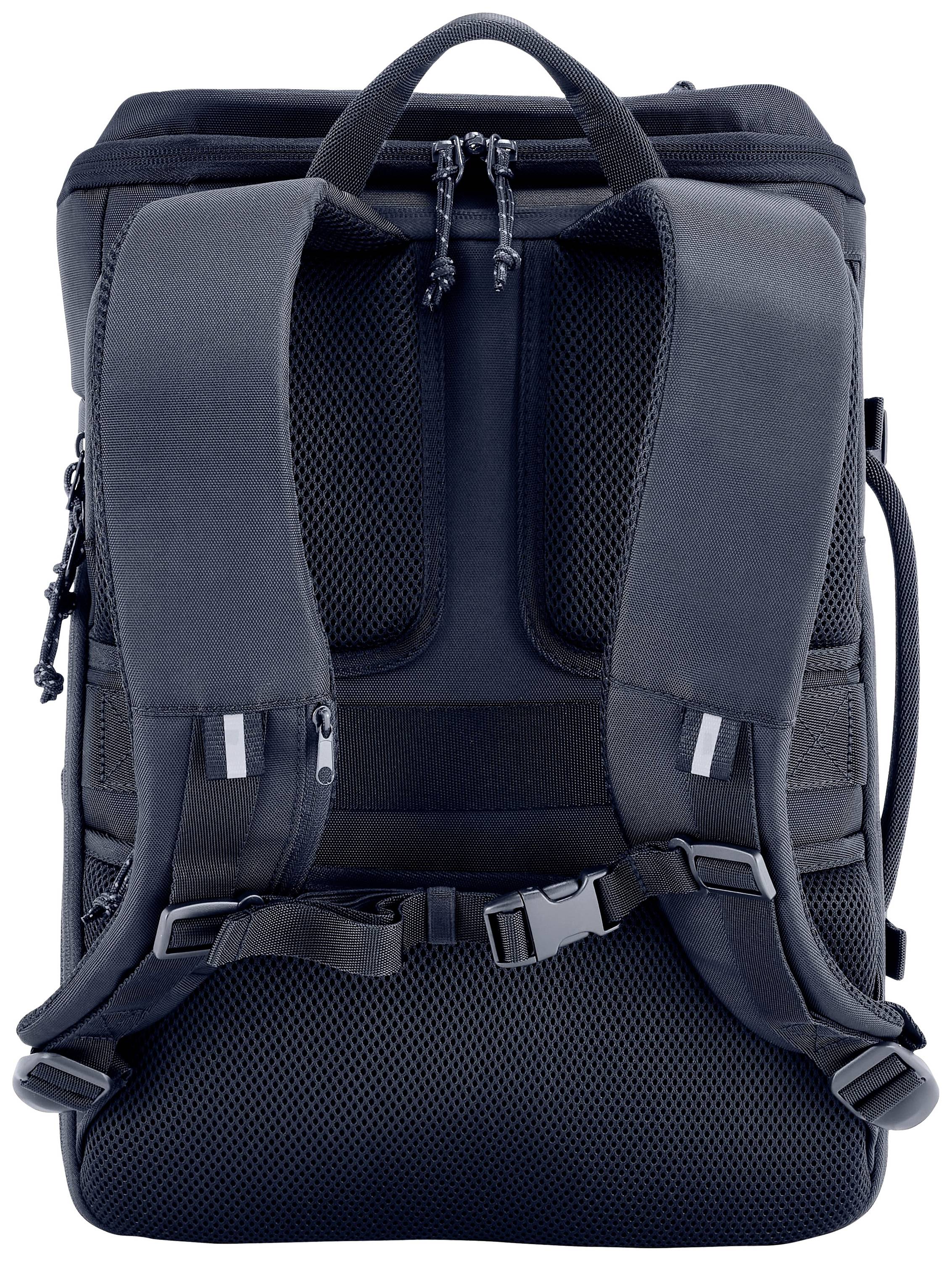 Ein schwarzer Rucksack wird von hinten gezeigt, mit gepolsterten Trägern und einem Brustgurt.